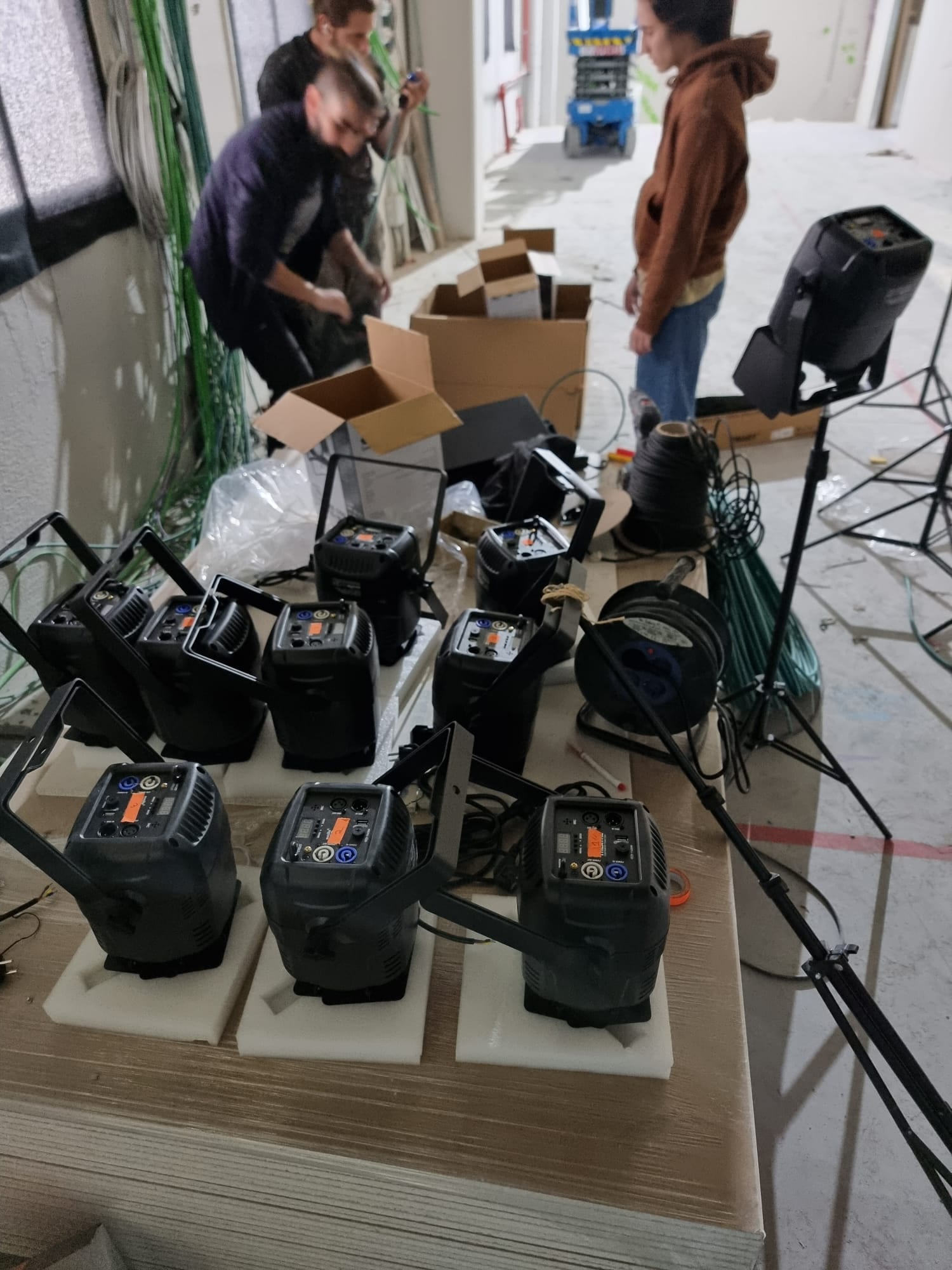 Focos móviles recién desembalados antes del montaje
